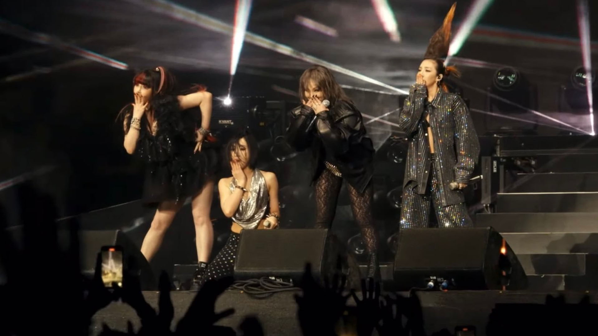 爷青回!2ne1时隔7年合体科切拉舞台,四人嗨翻全场粉丝泪崩