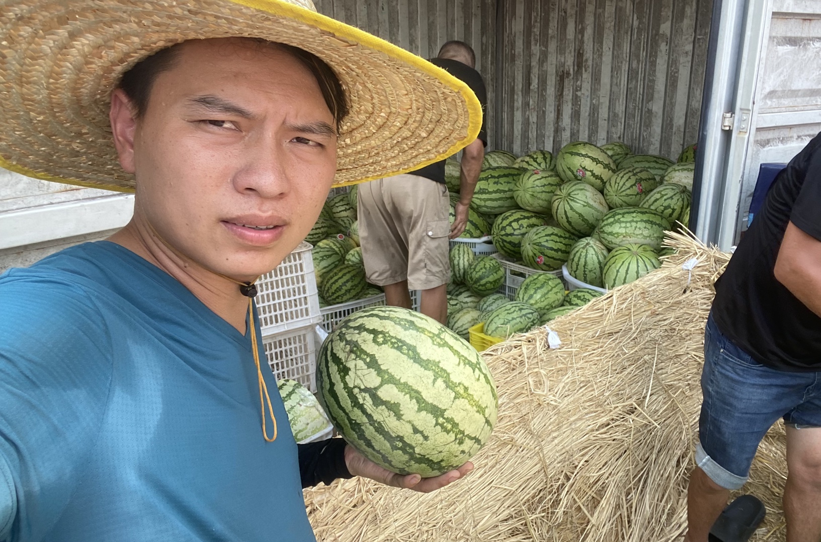 农村小伙花5000多拿的西瓜翻车了,去市场退货,给退吗?