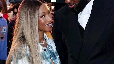 詹姆斯和蕾哈娜友好拥抱,萨瓦娜惊艳亮相