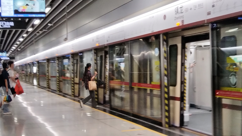 广州地铁14号线b7型列车14x039-040(镇龙79新和)镇龙站始发列车出站