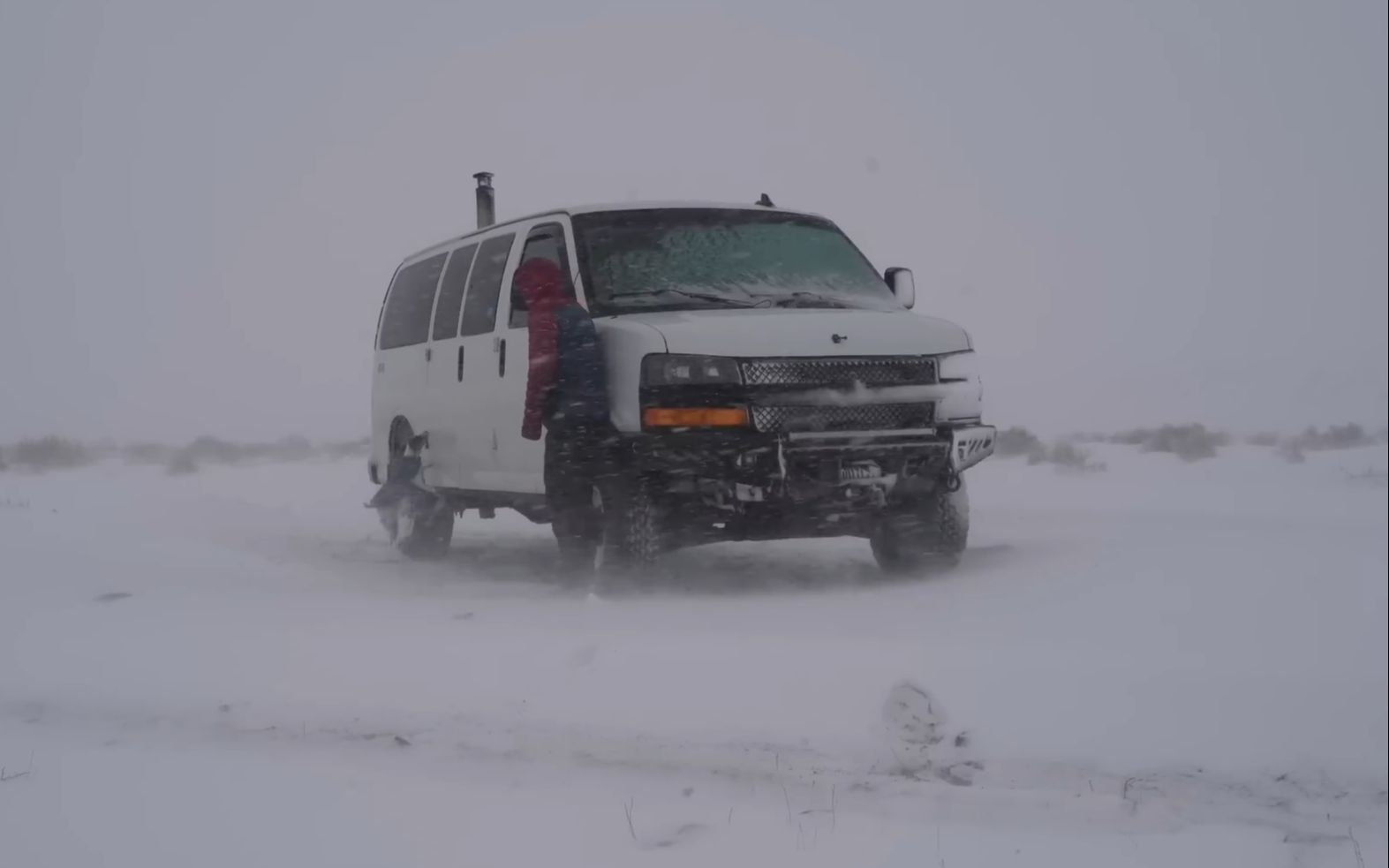 [图]一望无际的冰天雪地，寒风呼啸下着暴雪，和我的狗窝在车内享受温暖