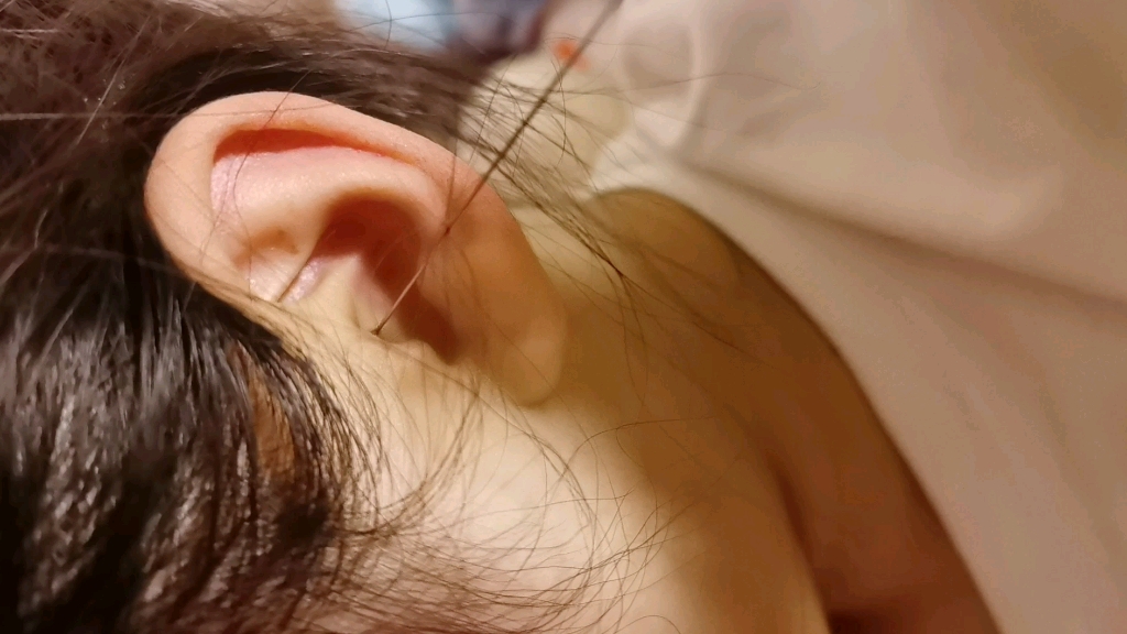 小朋友掏耳勺掏睡着了