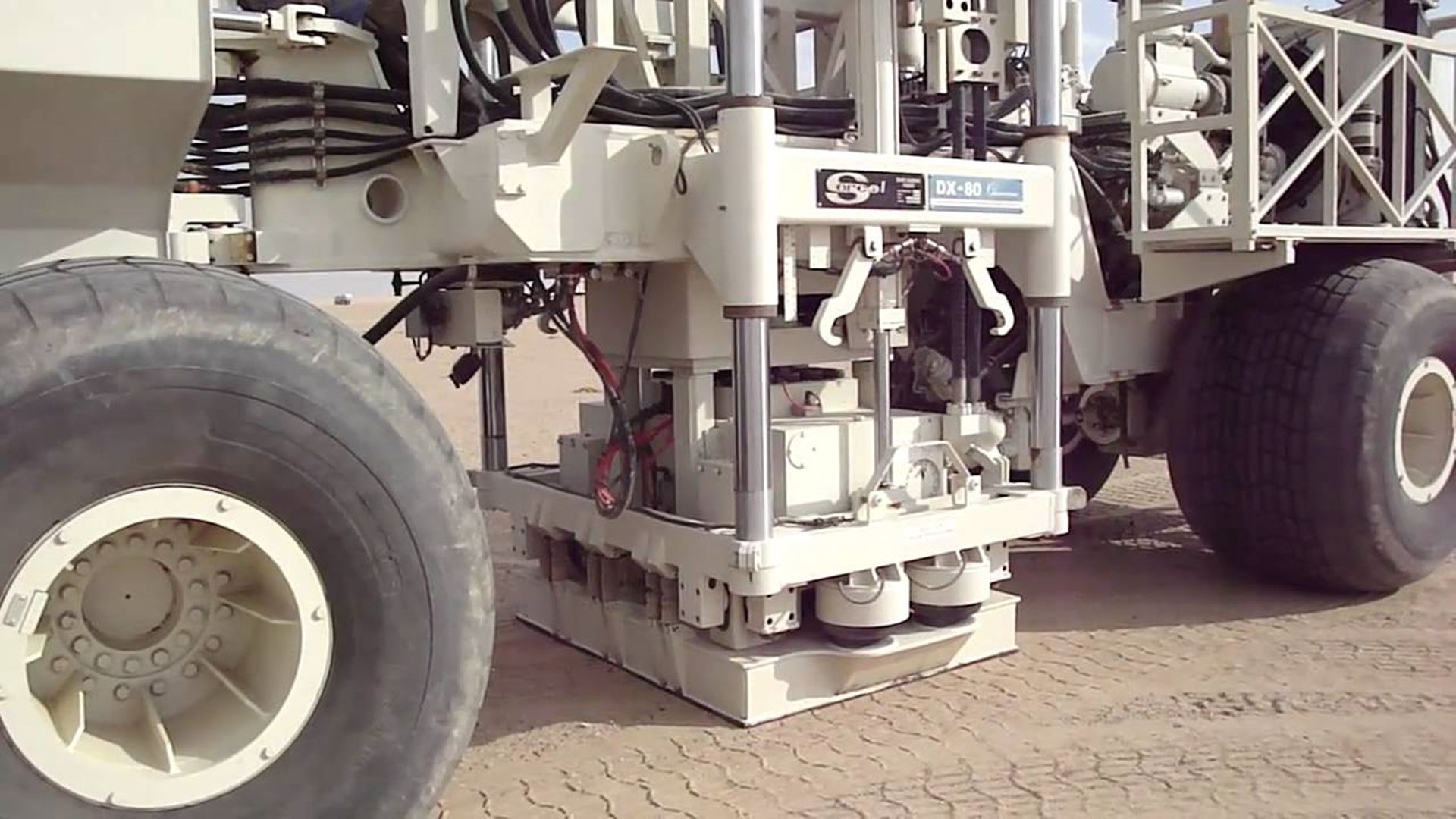 神奇的震源车,震动地面就能找到石油,过程就像给地球做b超