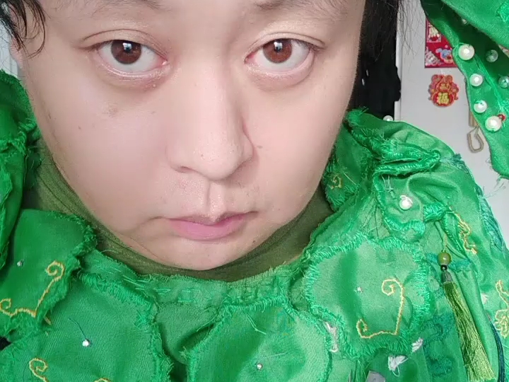 演员倪冰niices和他的一身非遗自制服装,可惜鞋子不是倪冰niices自己做的,所以一穿就破,这回知道了吧新买的都没有良心.哔哩哔哩bilibili