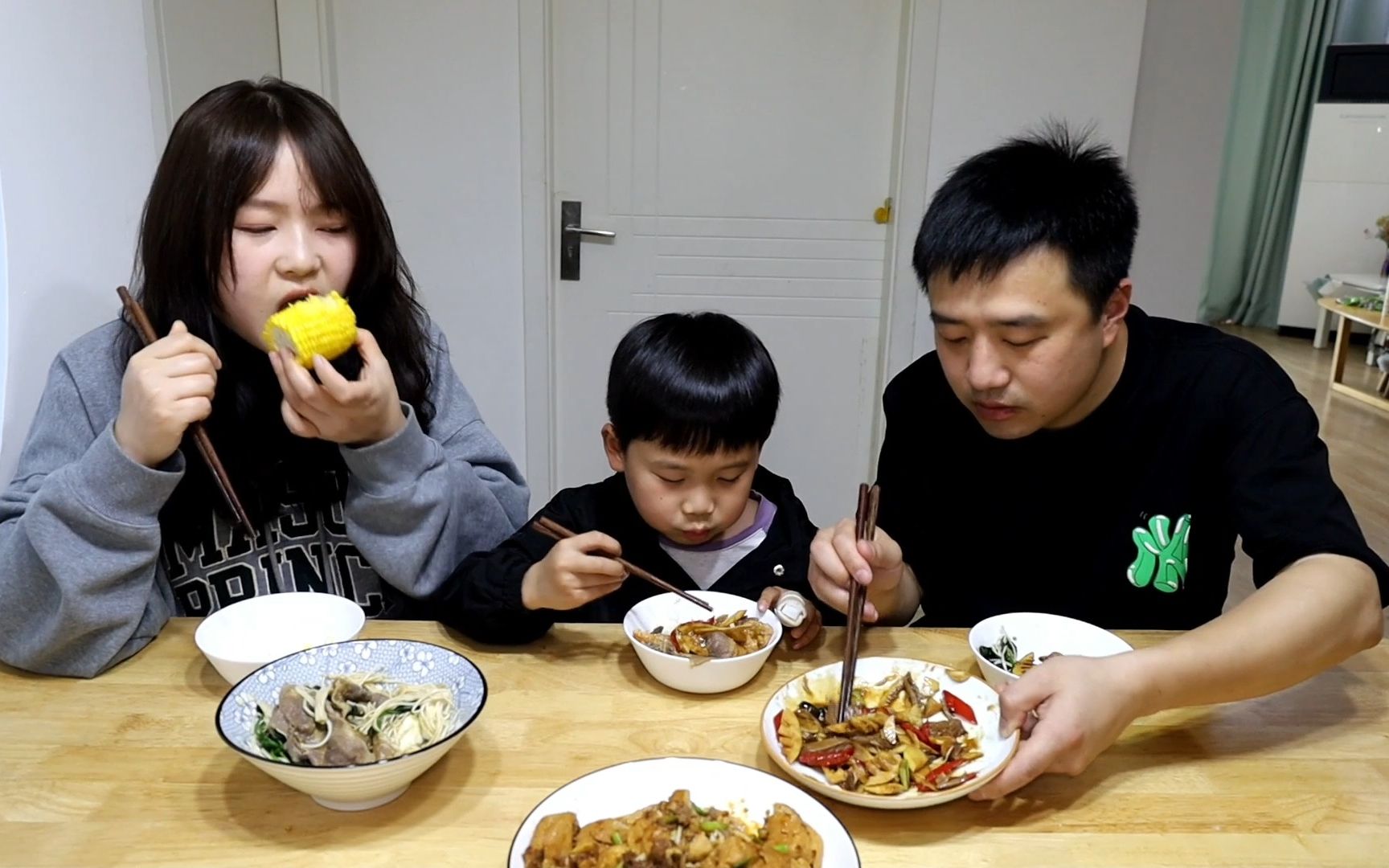 分享我家的午餐:爆炒腰花、肉末油豆腐、减脂拼盘哔哩哔哩bilibili