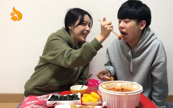 韩国小情侣的高甜日常:简单吃个宵夜,男生也能把女生宠上天,难怪别人