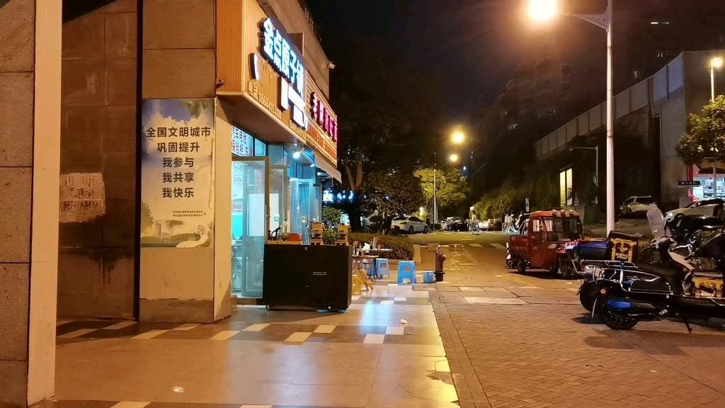 [图]城市的夜晚，霓虹灯闪烁