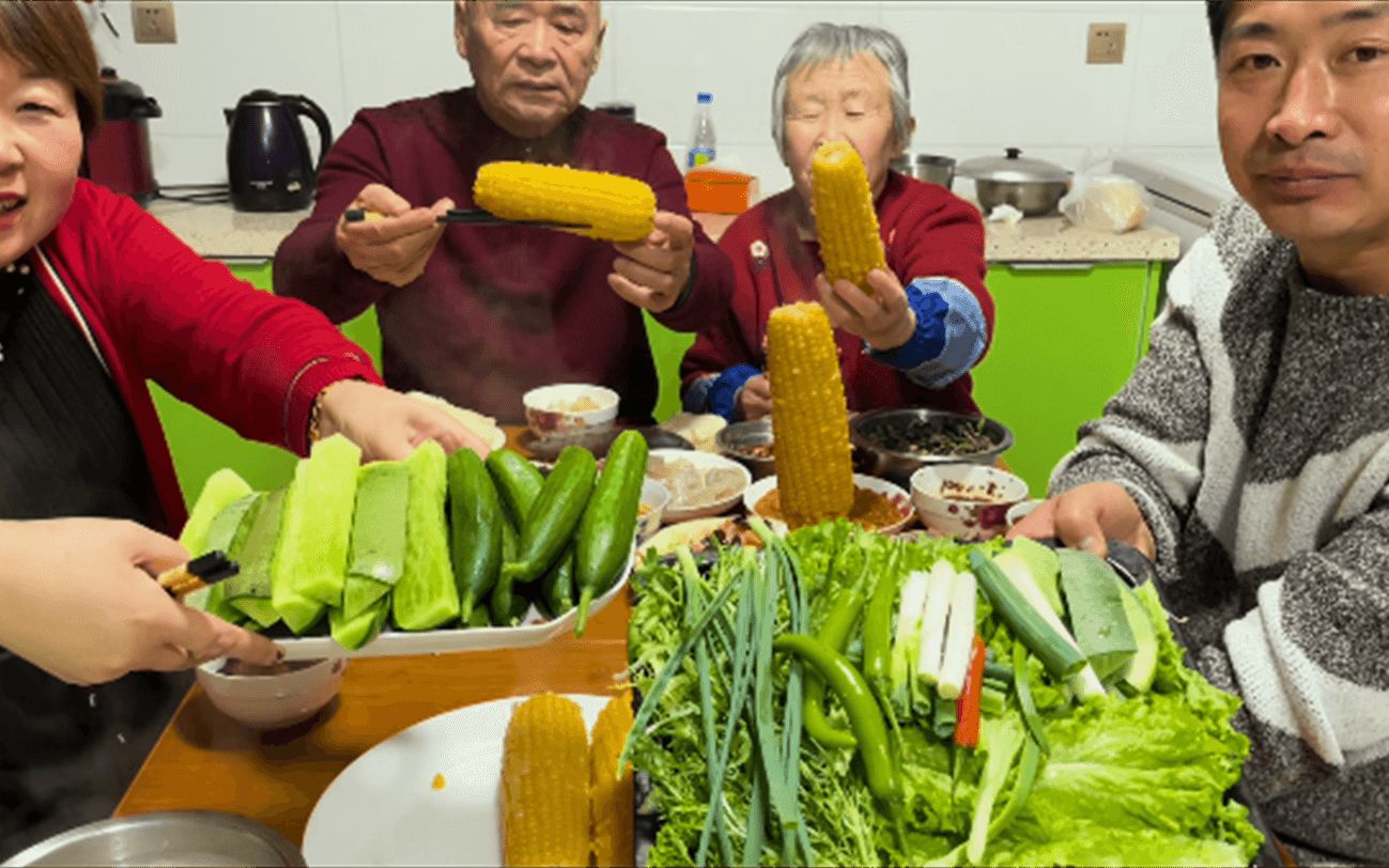 东北人怎样吃蘸酱菜?9种菜端上桌,啃着玉米,比吃肉还过瘾哔哩哔哩bilibili