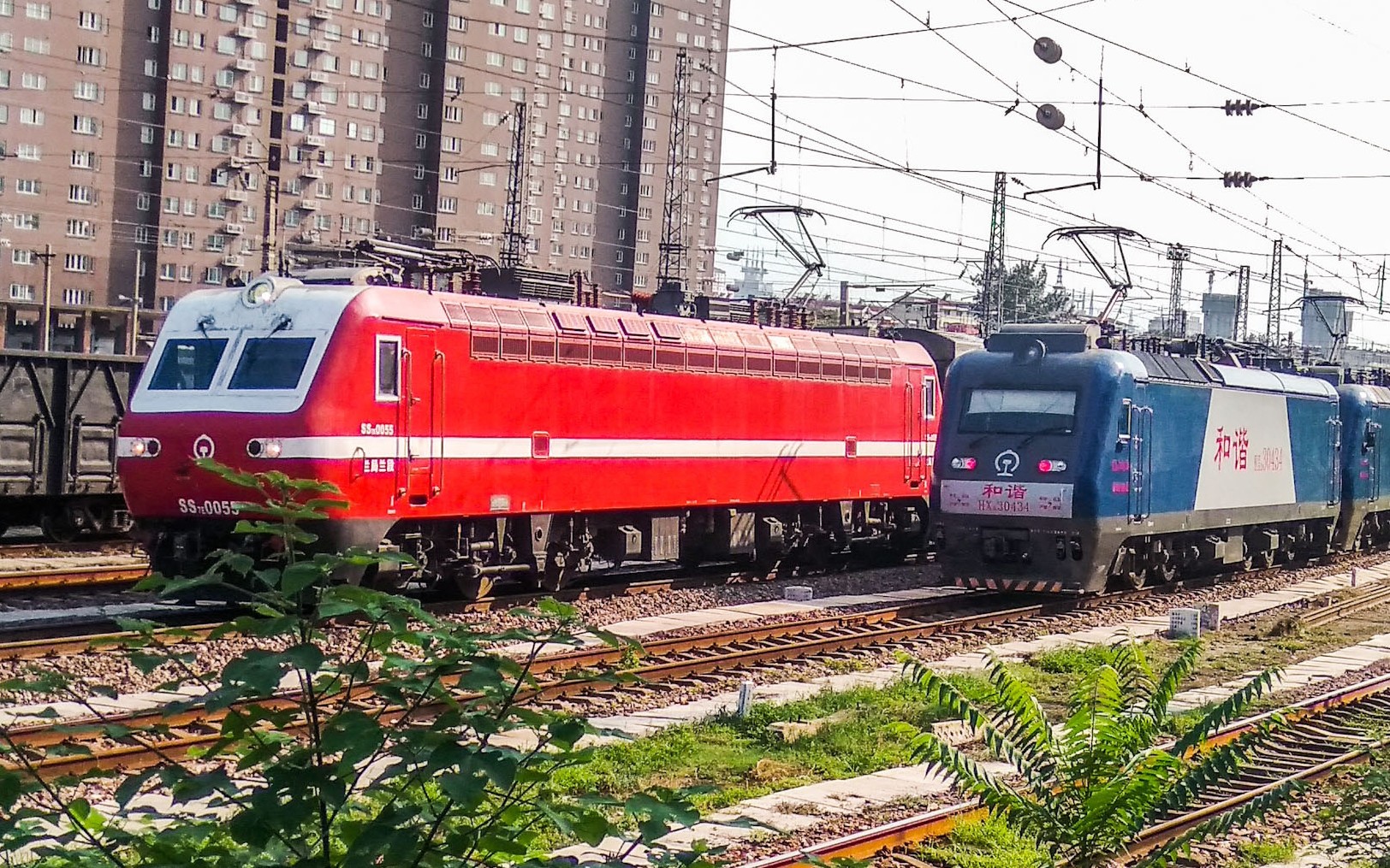 中国铁路〕西局西段ss7e牵引1152次西安-杭州,客场两道通过去白马寺