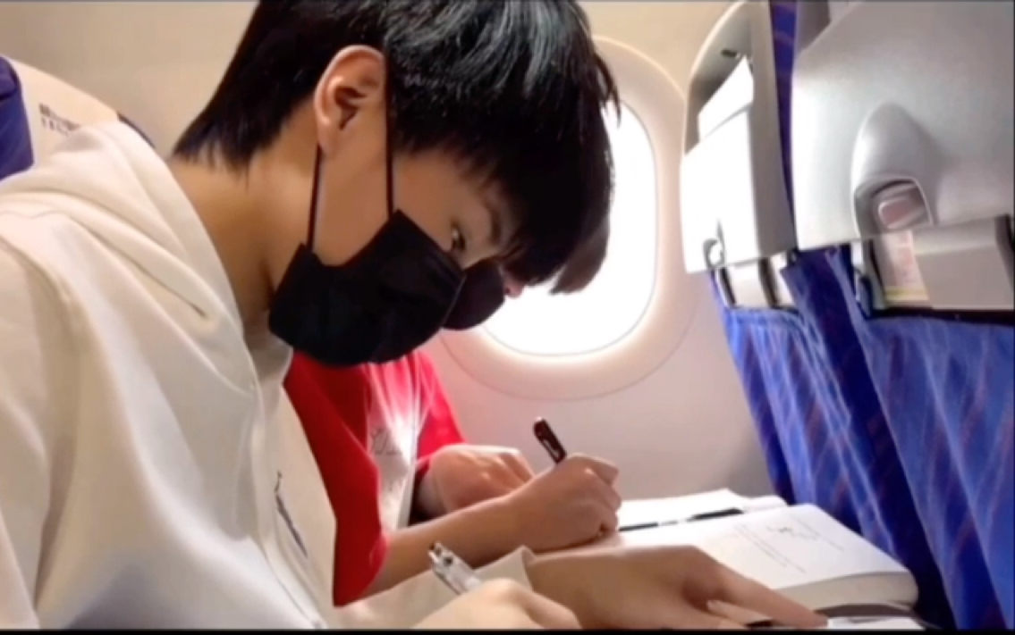 和tnt一起学习在飞机上写作业1小时第一版丁程鑫张真源环境音丨飞行