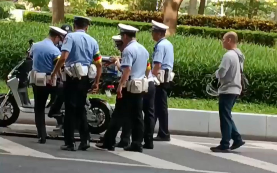 大家出入注意啦.广州天河公园这里开始捉超重电动车了,凡是超过55公斤电动车一律罚款或扣车.电动车是很多人上班,赚钱谋生的工具,广州老百姓市民...