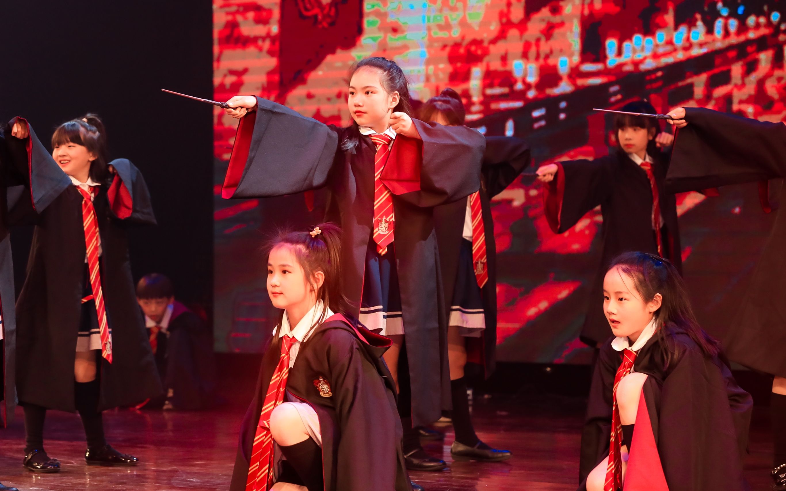 谁是麻瓜?小学生在霍格沃兹跳舞啦