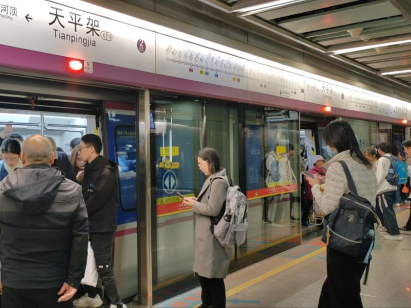 2024年12月13日,广州地铁六号线l6型电客车06x165