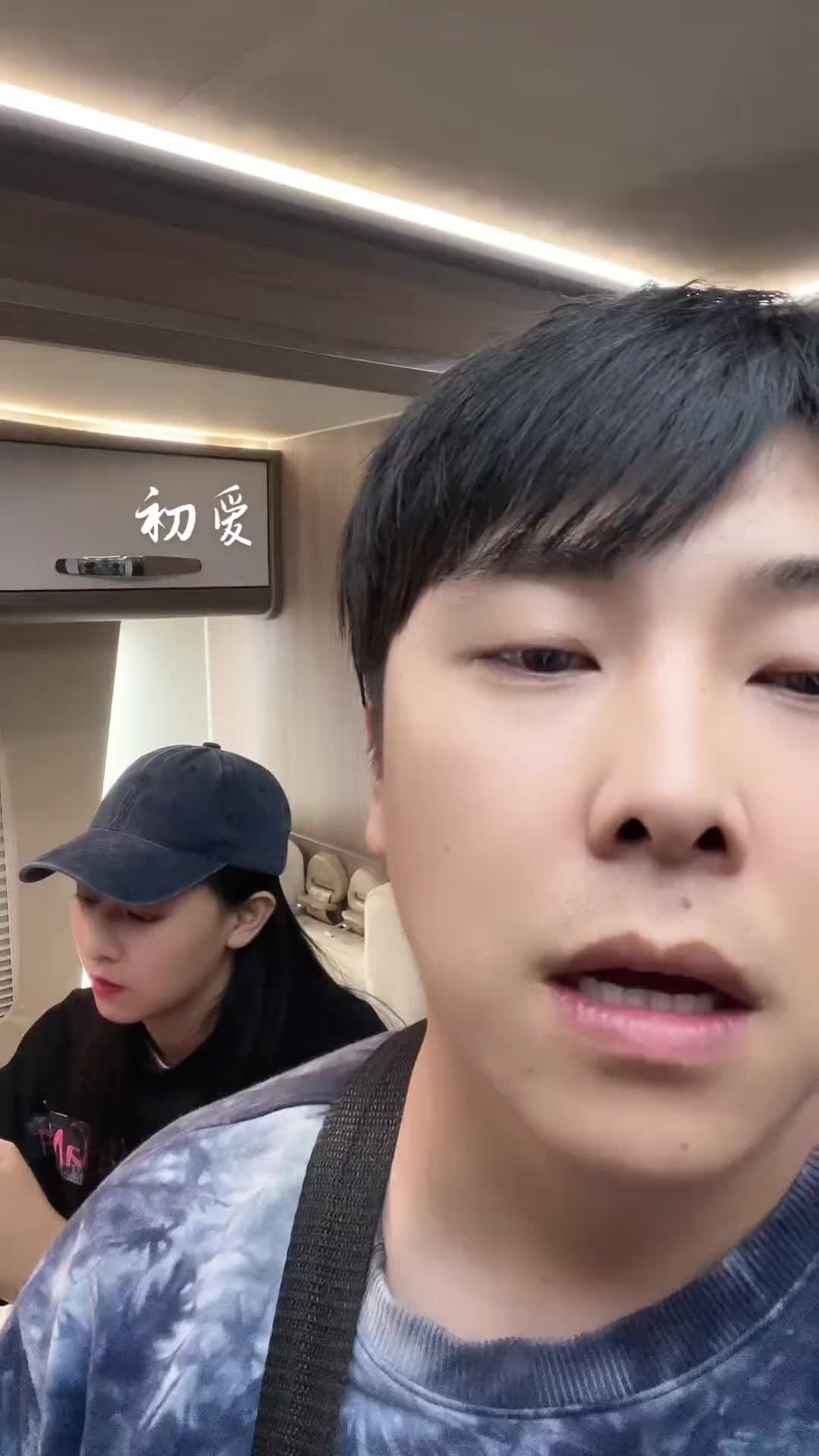 分享给大家一首好听的歌挨没挨揍自己看爱情初恋内容过于真实辉儿