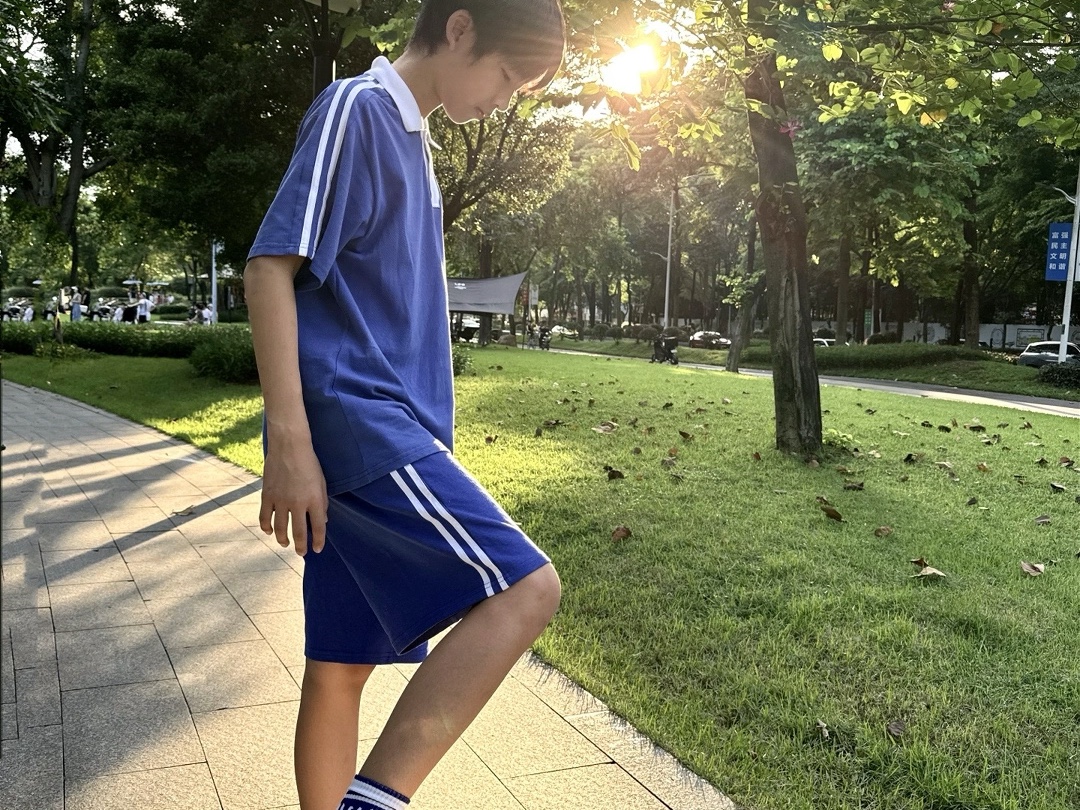 阳光下11岁滑板少年
