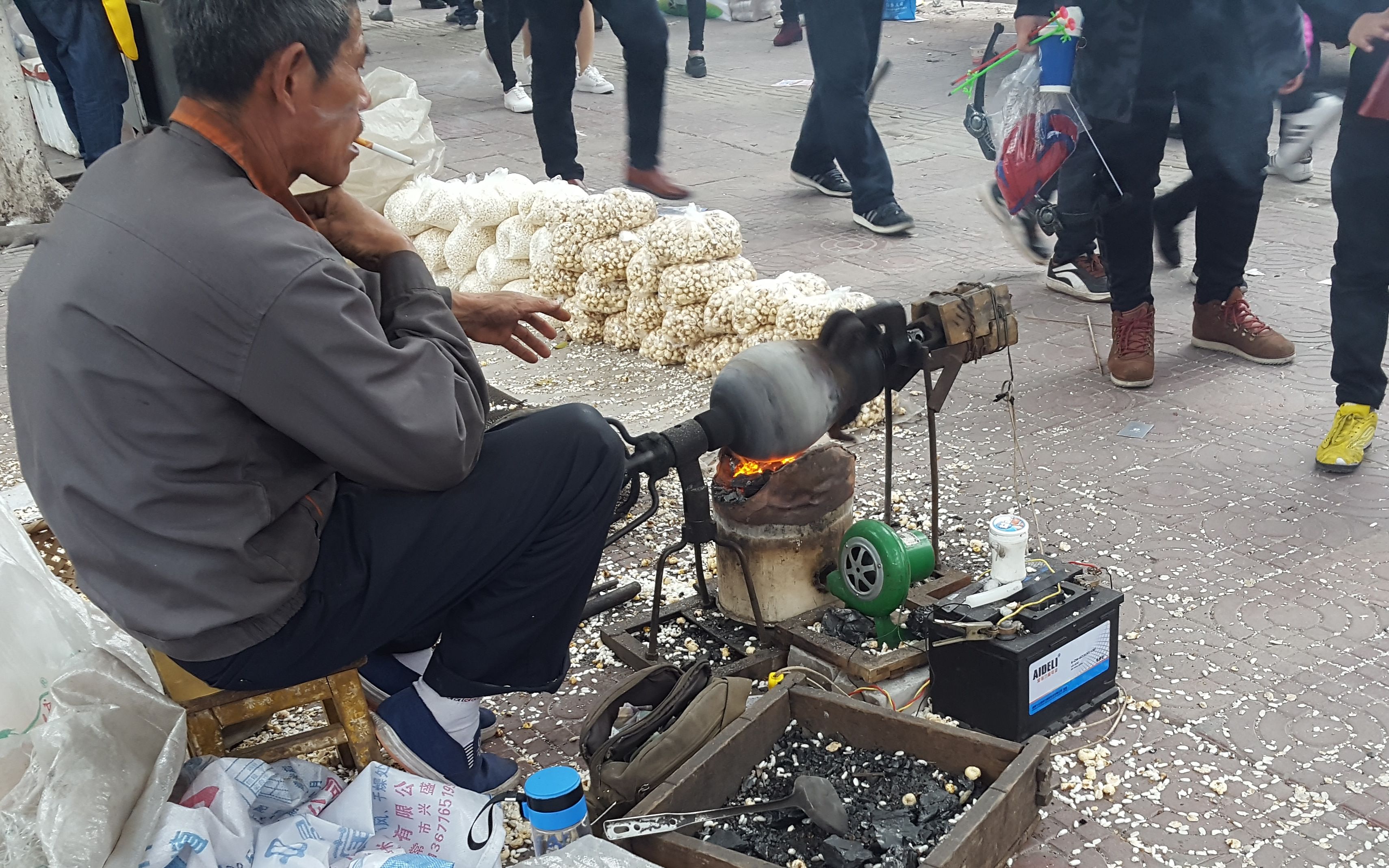 重庆奥体中心门口打爆米花_哔哩哔哩 (゜-゜)つロ 干杯~-bilibili