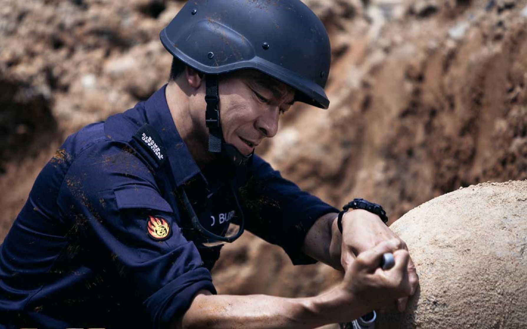 工地惊现战时炸弹,威力足以炸穿坦克,看华仔如何徒手拆弹!