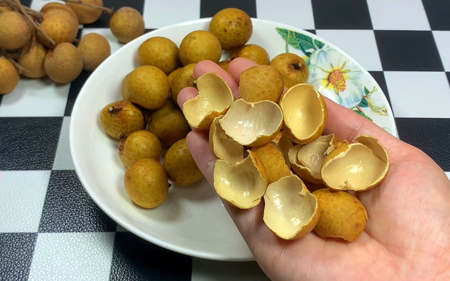 龙眼壳别扔了,放在锅里煮一煮,解决了很多人的困扰,实用省钱