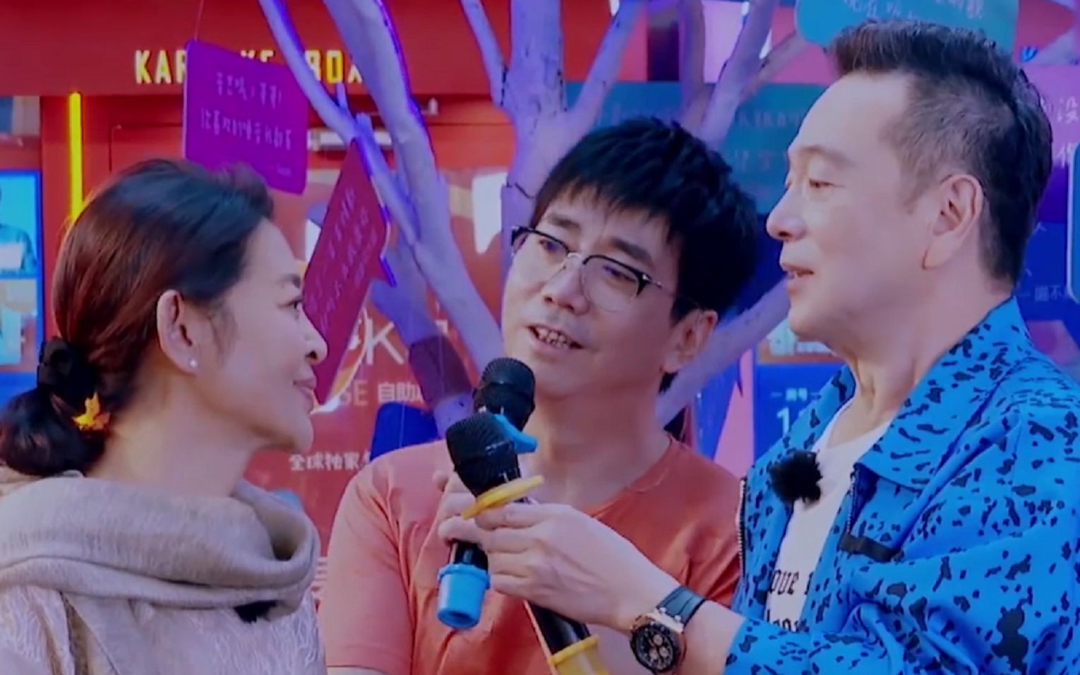 倪萍在不同明星前的样子,见到张晨光秒变迷妹,真情流露