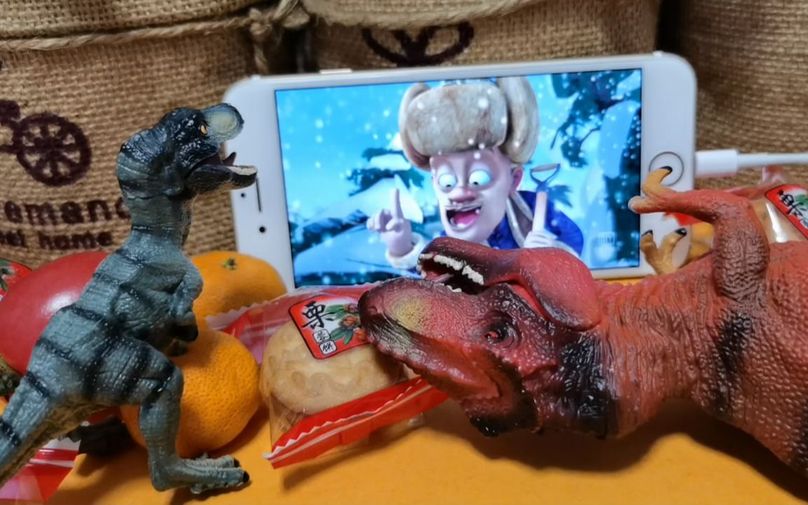趣味搞笑视频:小恐龙吃东西看电视挨批