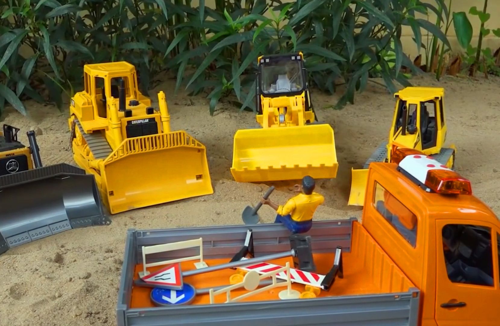 儿童玩具车表演:吊车救援被困工人,推土机推平沙子修建道路!