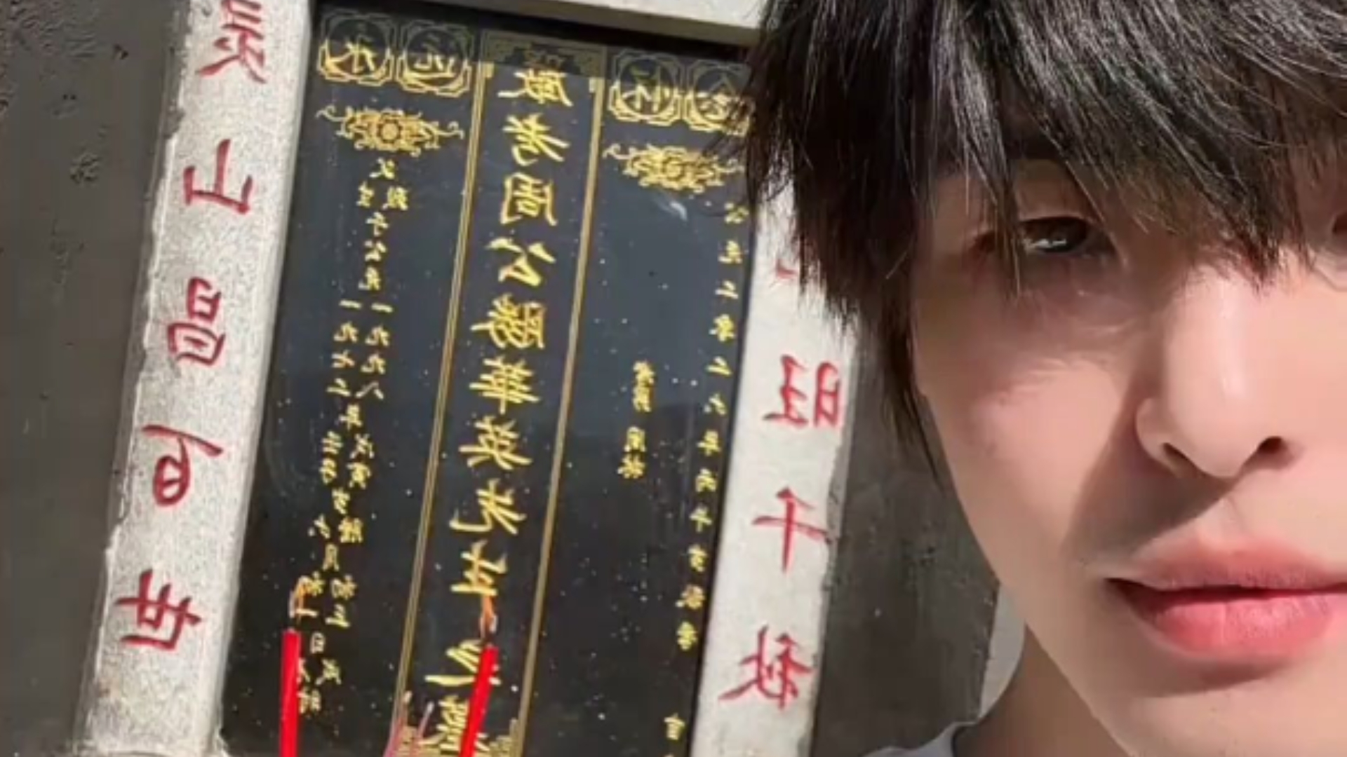 28岁的儿子来探望“26岁”的爸爸，三岁时母亲改嫁，后来爷爷奶奶也相继离世，如今只剩独自一人