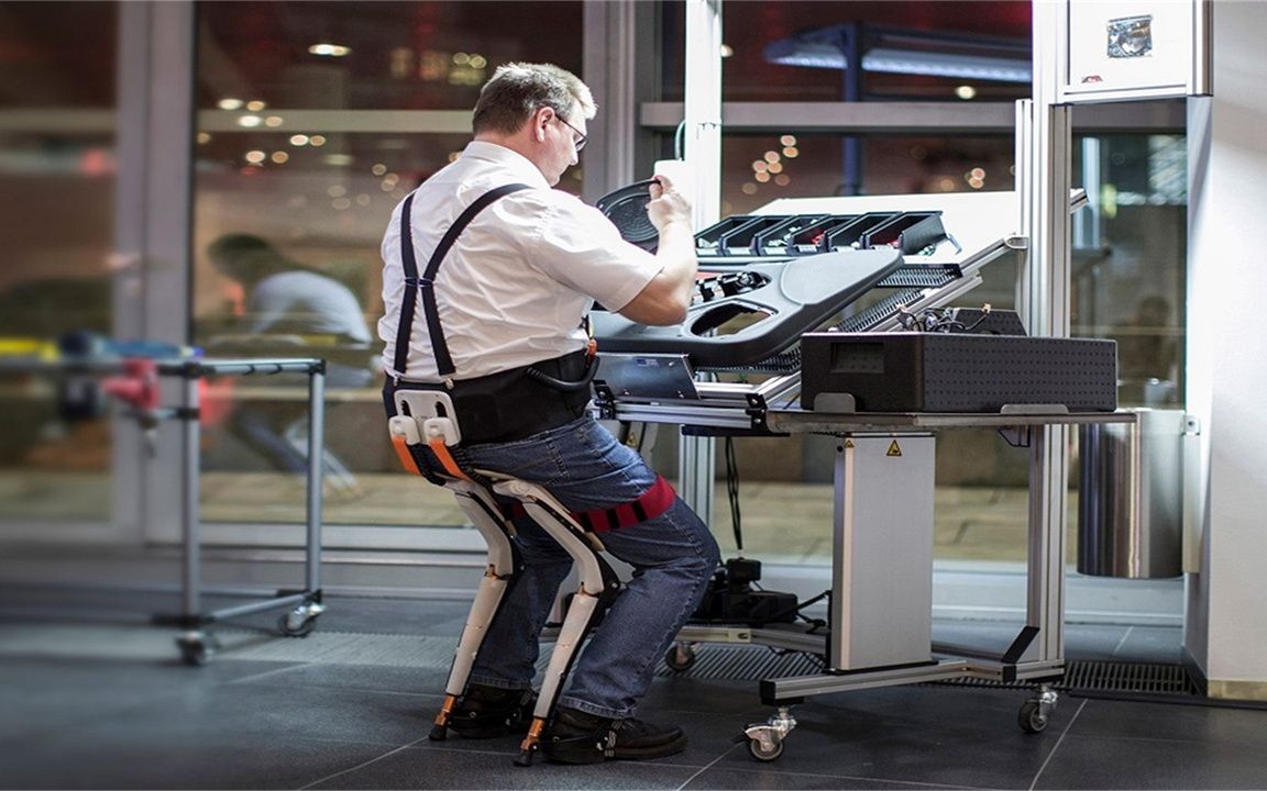 不可思议的外骨骼椅子,想坐就坐想走就走,干起活来真省心省力