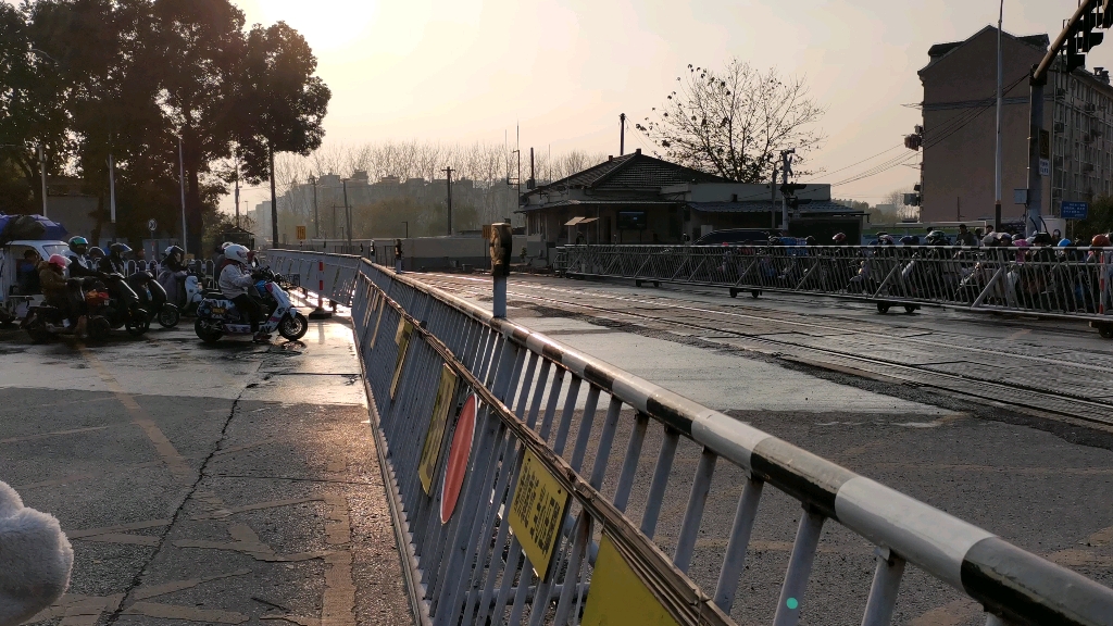 hxn5上行列车通过中和桥道口