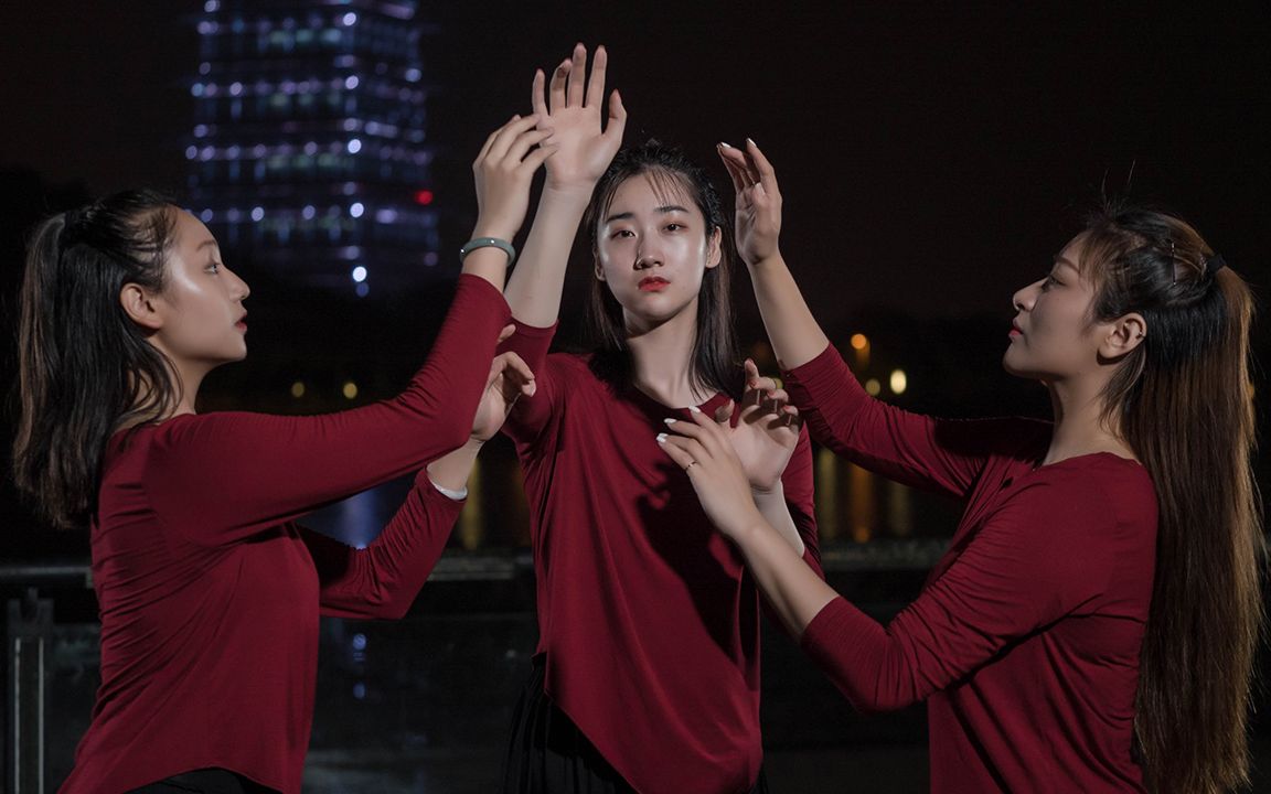 中国舞女团现代舞《多想在平庸的生活拥抱你》隔壁老樊【单色舞蹈】