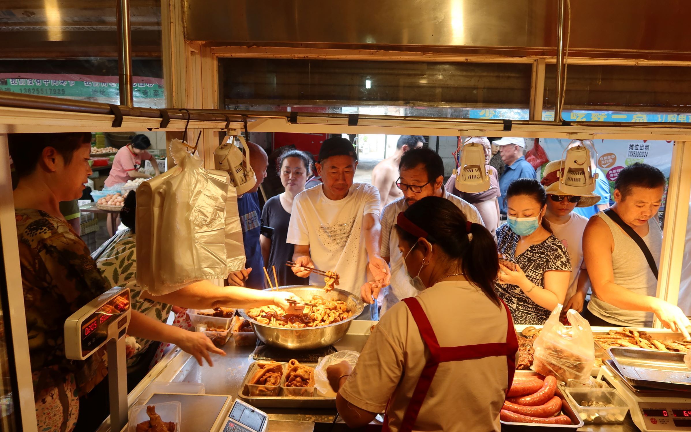 安徽最牛重口味小吃店,每天卖300斤,一斤95块钱,一年卖1000万哔哩哔哩bilibili