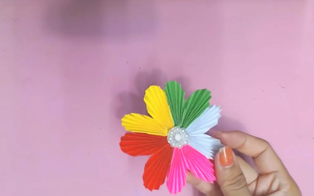 装饰纸花样式繁多,这里教大家"炫彩五色纸花"的制作方法!