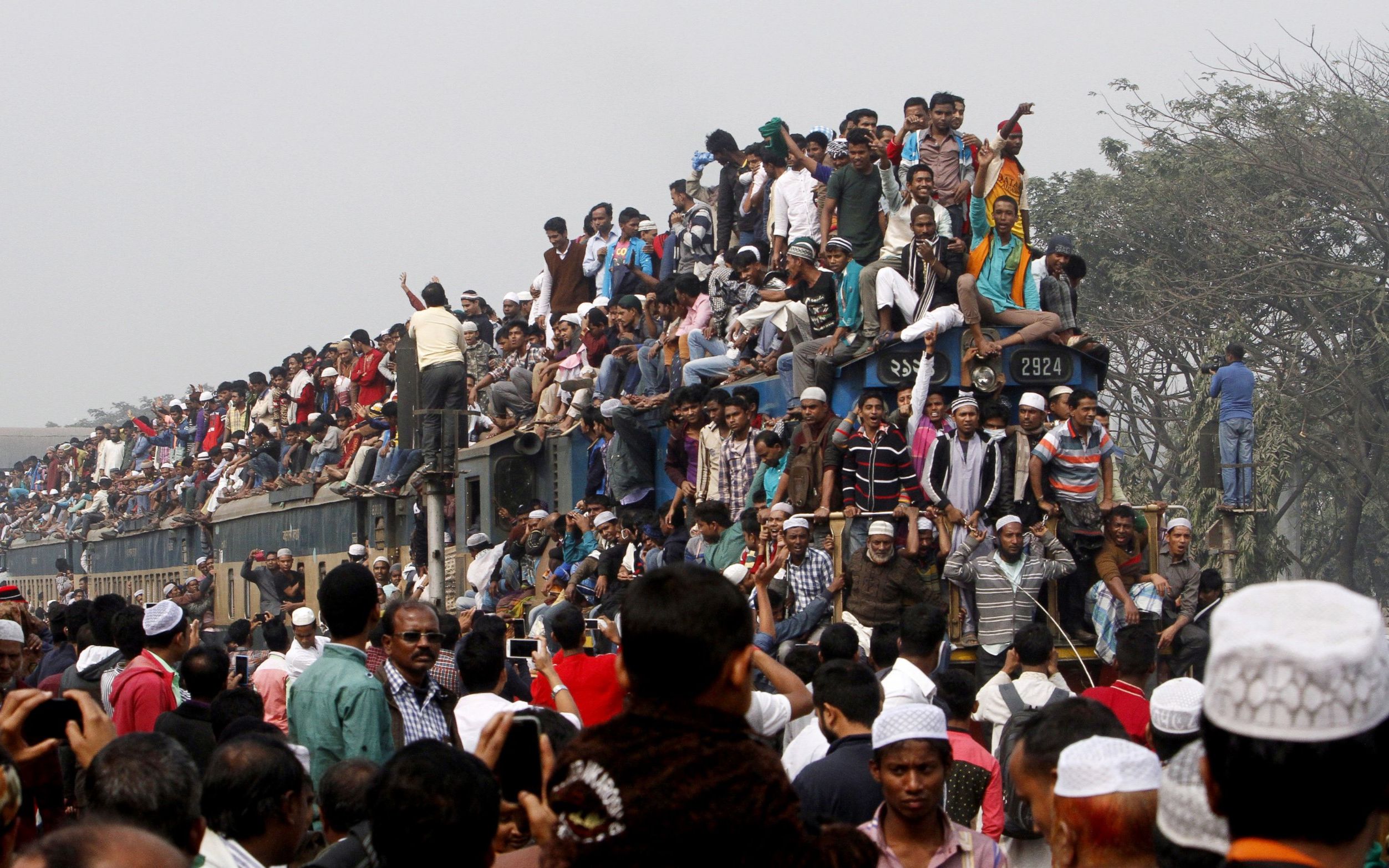 坐火车的奇观!走进人山人海的孟加拉国【寰球大百科155】