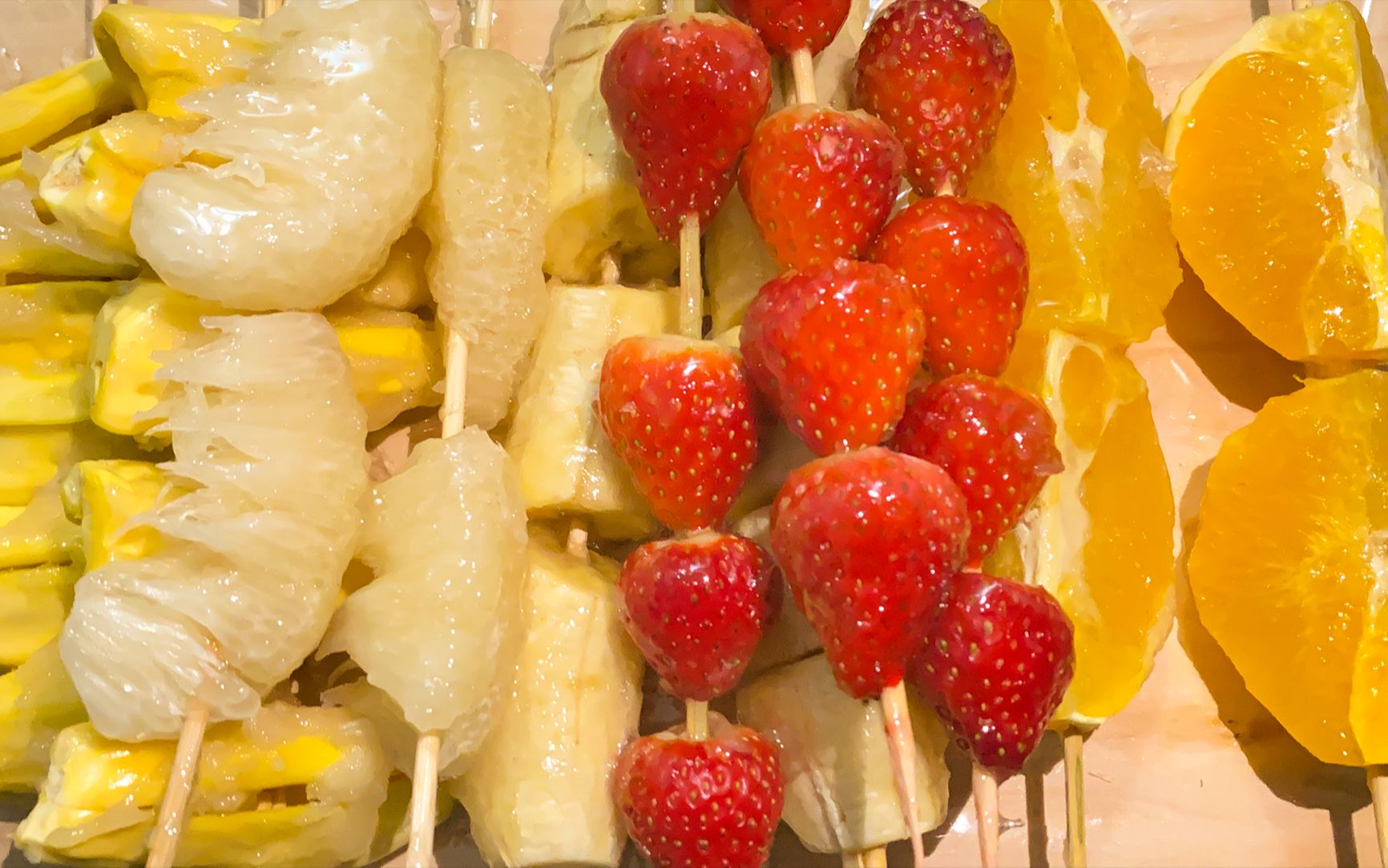 在家自制各种水果冰糖葫芦.草莓酸甜,柚子甜蜜,香蕉可口