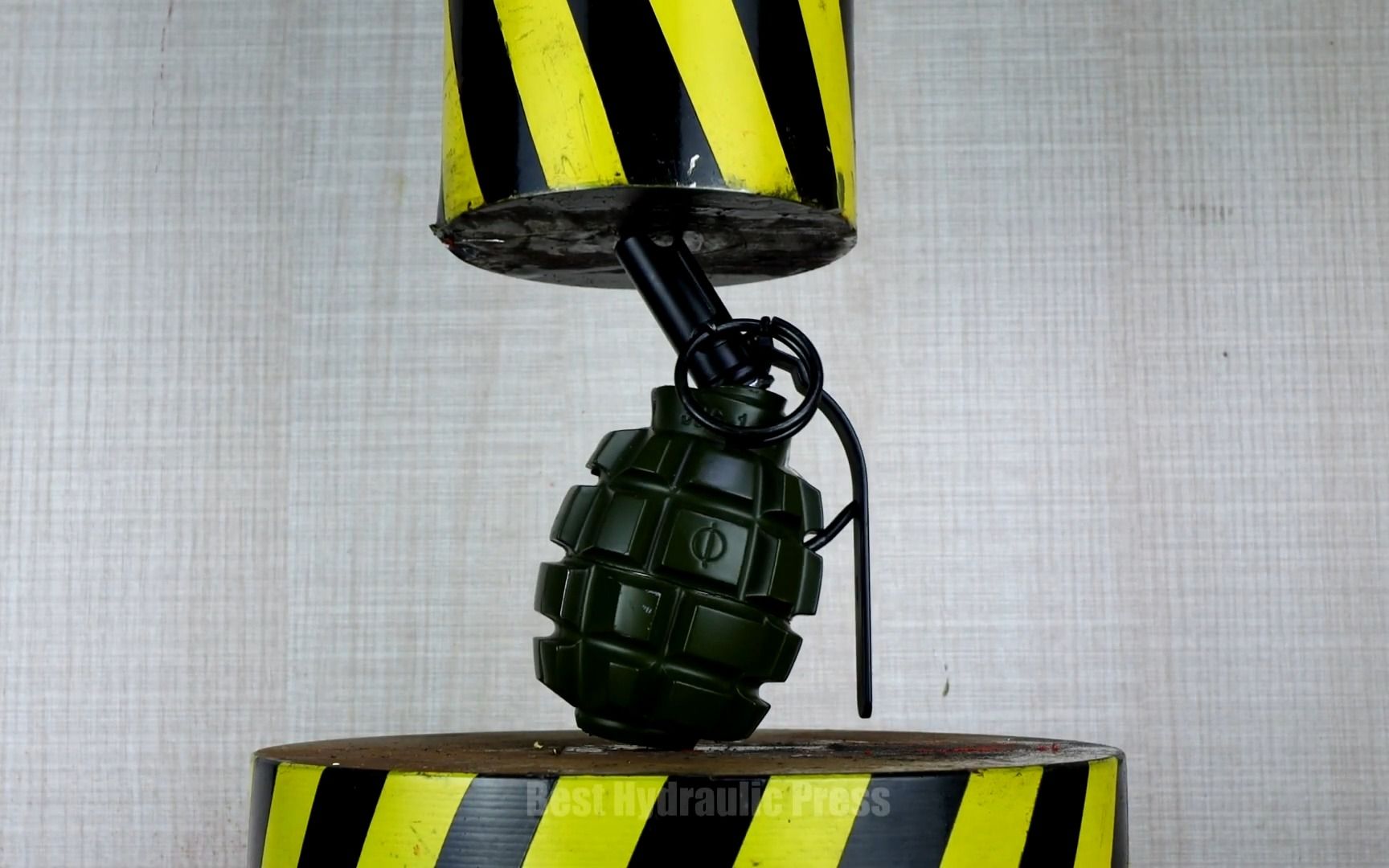 100吨液压机压玩具手榴弹等物品!