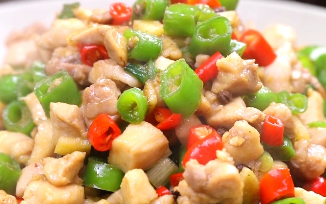 活动  青花椒鸡丁在家里制作不用过油,一锅成菜非常简单!