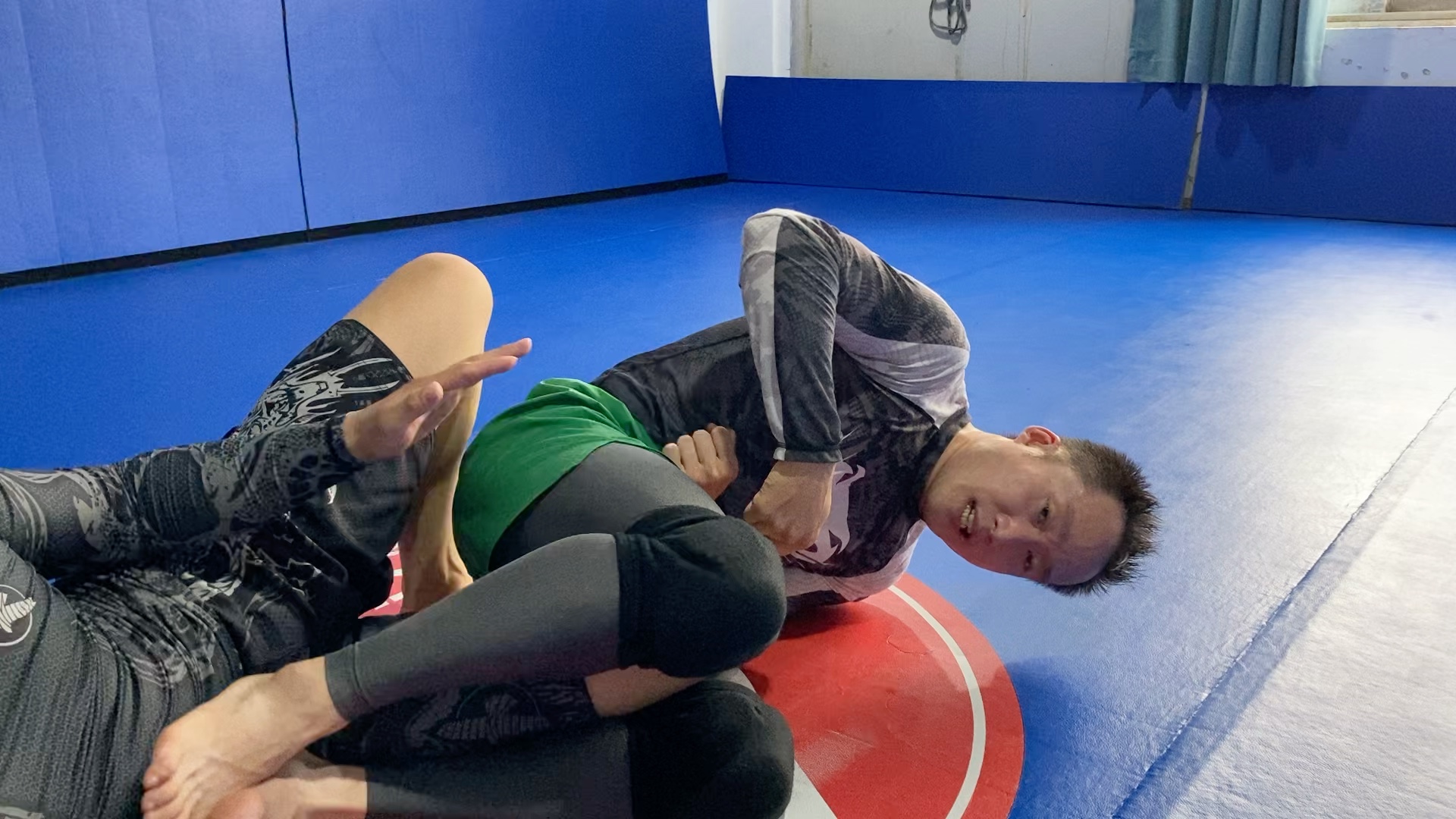 如何高效率精准布置完成一个直腿锁