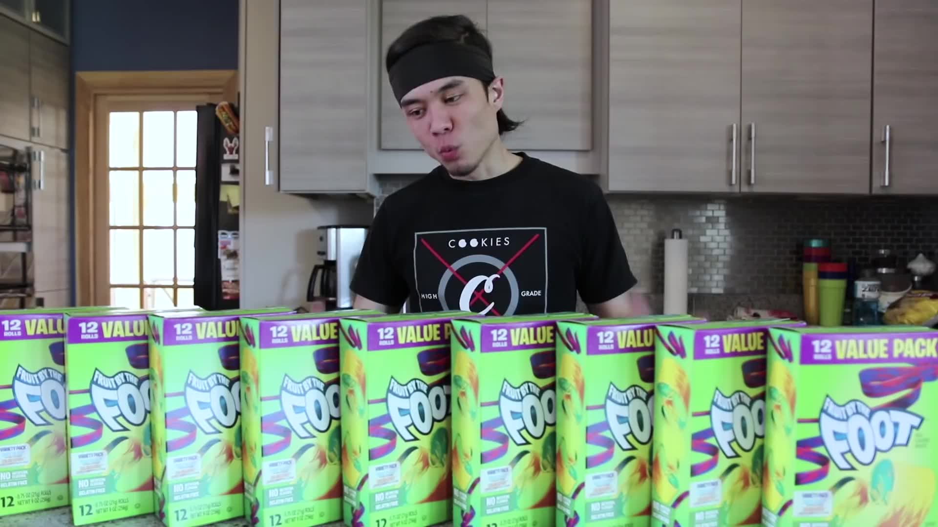 【matt stonie 吃播】大胃王小哥挑战一万卡路里 之1个小时吃完324