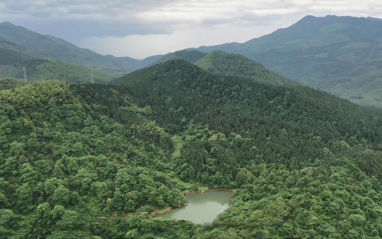 [图]回龙望日怀抱子，湖南长沙顶级风水宝地，都督祖坟风水为何葬法未善，风水大师王君植航拍点评