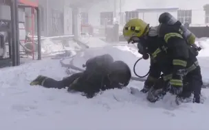 Скачать видео: 他浑身冒着烟，趴在了雪地里