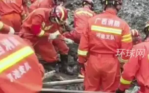 Скачать видео: 坠机搜救现场发现一大型构件，疑似飞机引擎