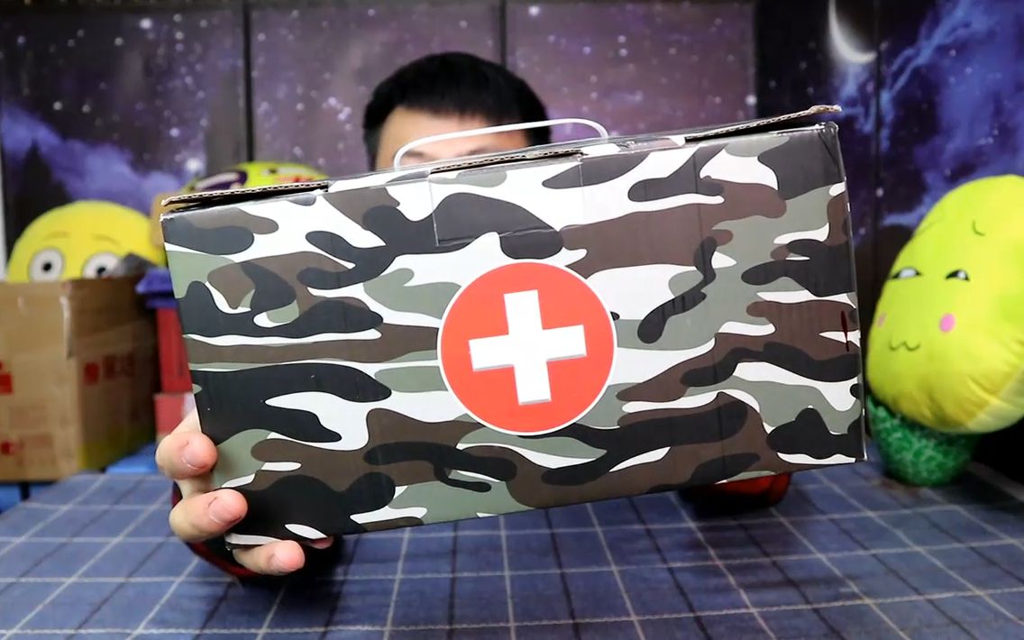 开箱试吃绝地求生绷带蛋糕,这么好吃的蛋糕吃了可以回血吗?