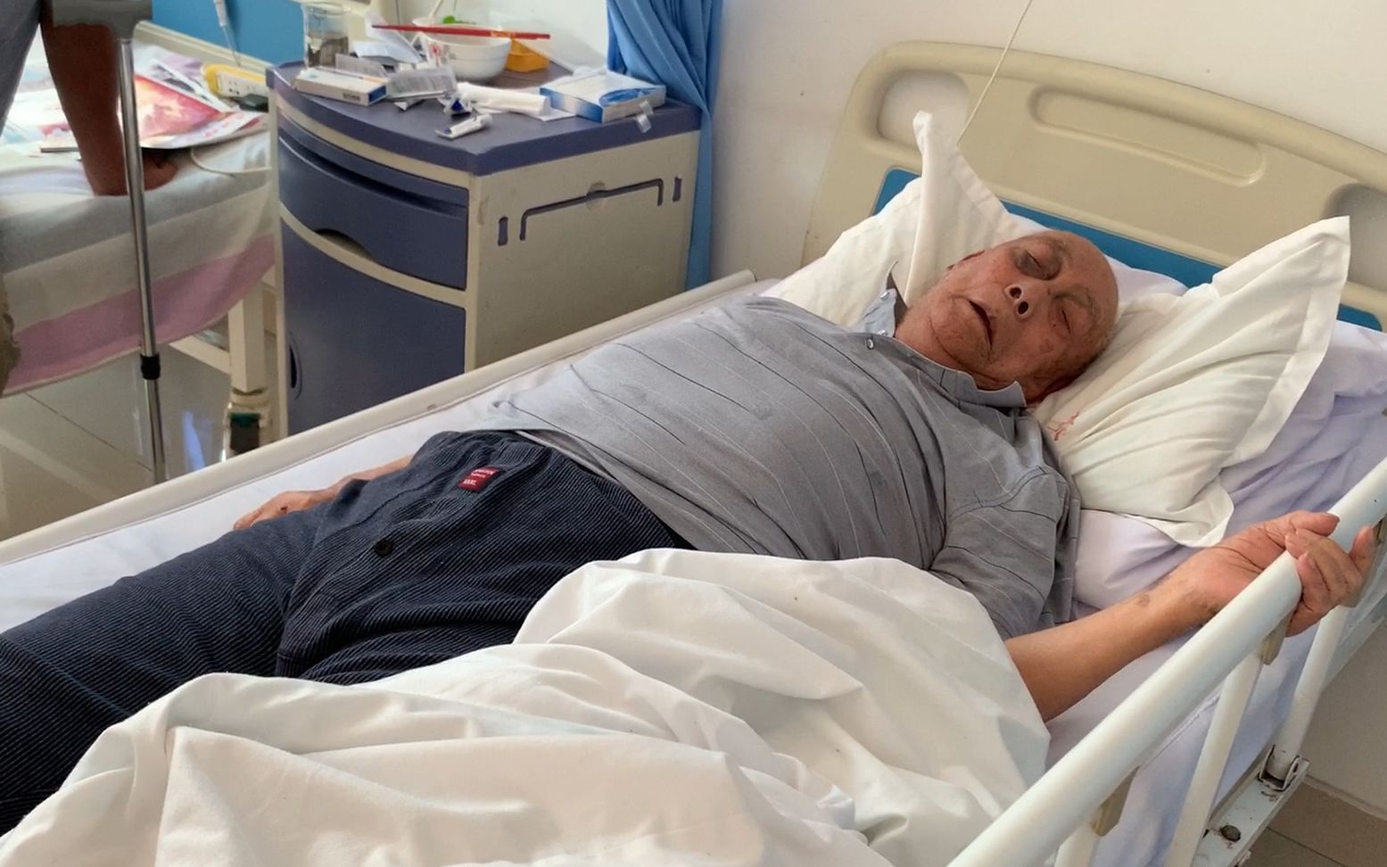 姥爷住院了,小斗带着馄饨去看姥爷,最后自己也病倒了