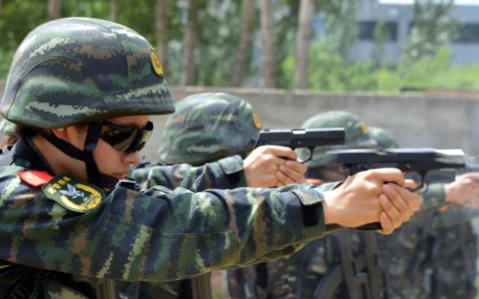 [图]“前方高飒！中国特战女兵霸气来袭，巾帼不让须眉！”