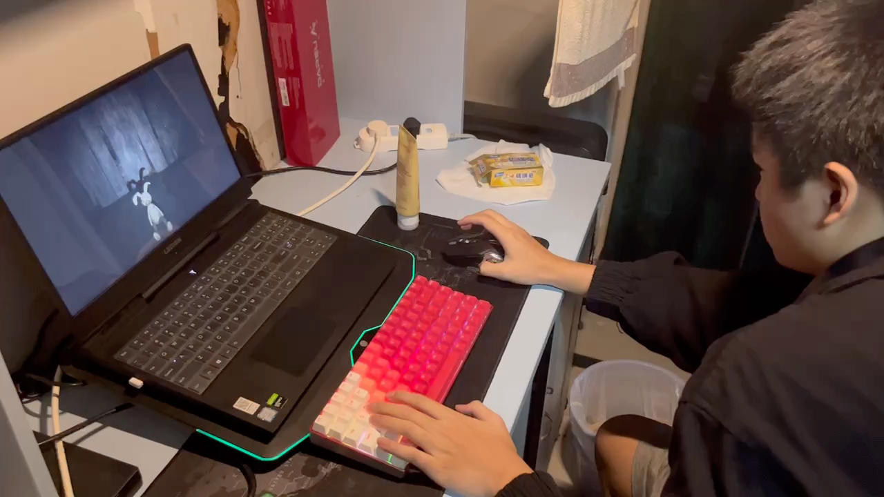 当代大学生玩恐怖游戏