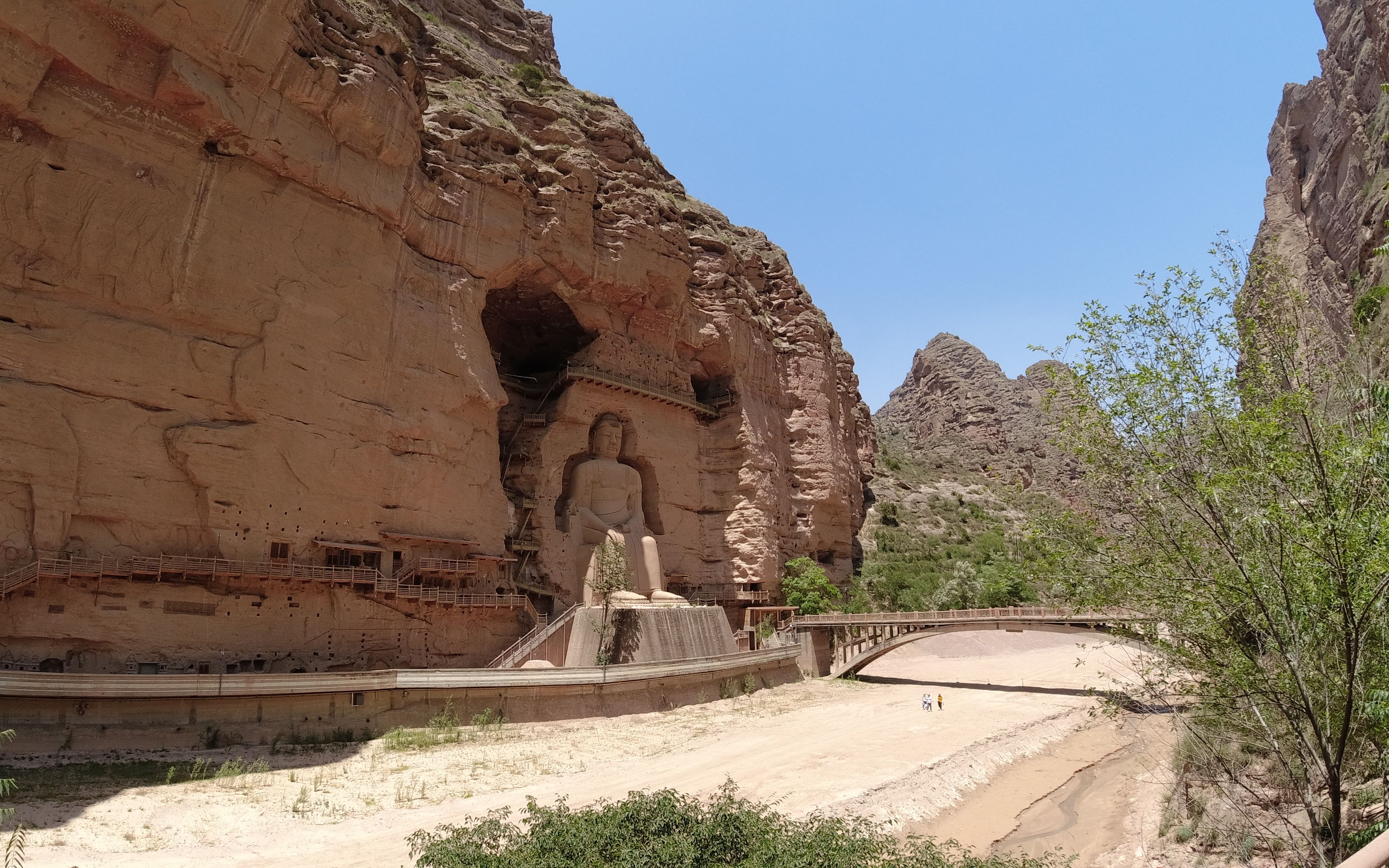 来自公元三世纪的炳灵寺石窟