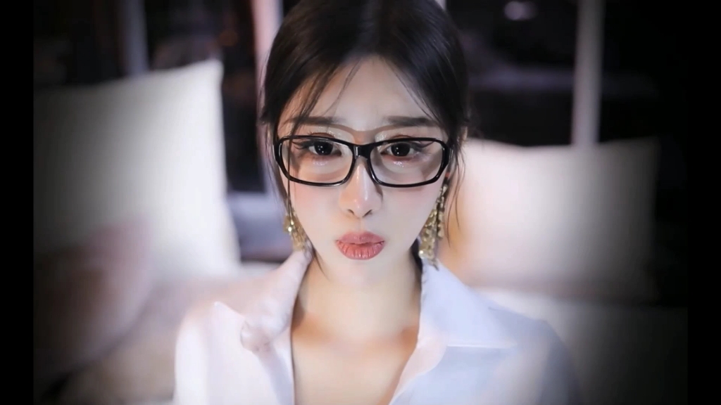 小恩雅 充电福利 网易cc大主播 善良的女老师带民工回家后续