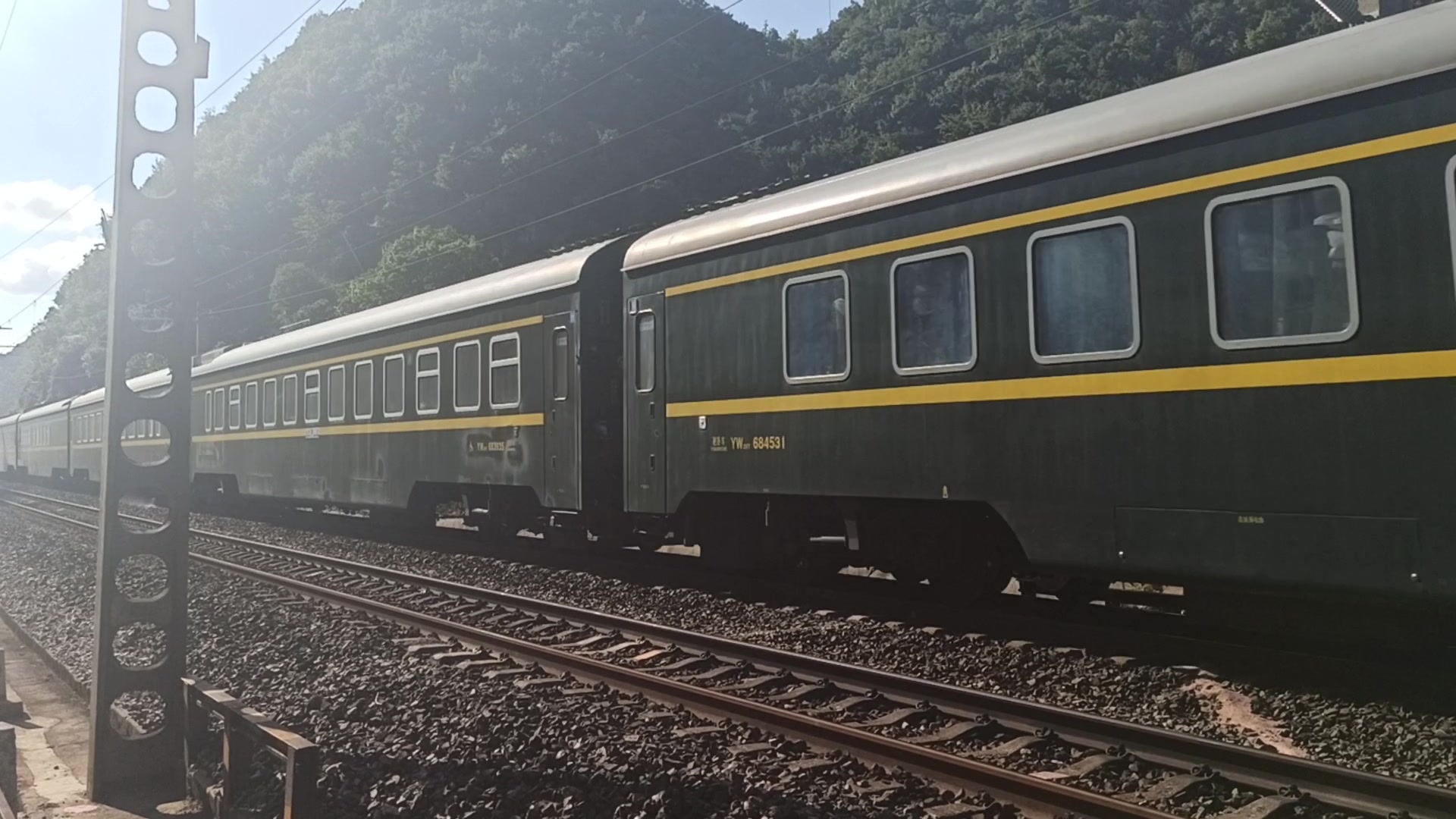 真长鸣夕阳下的hxd3d牵引客车z288通过