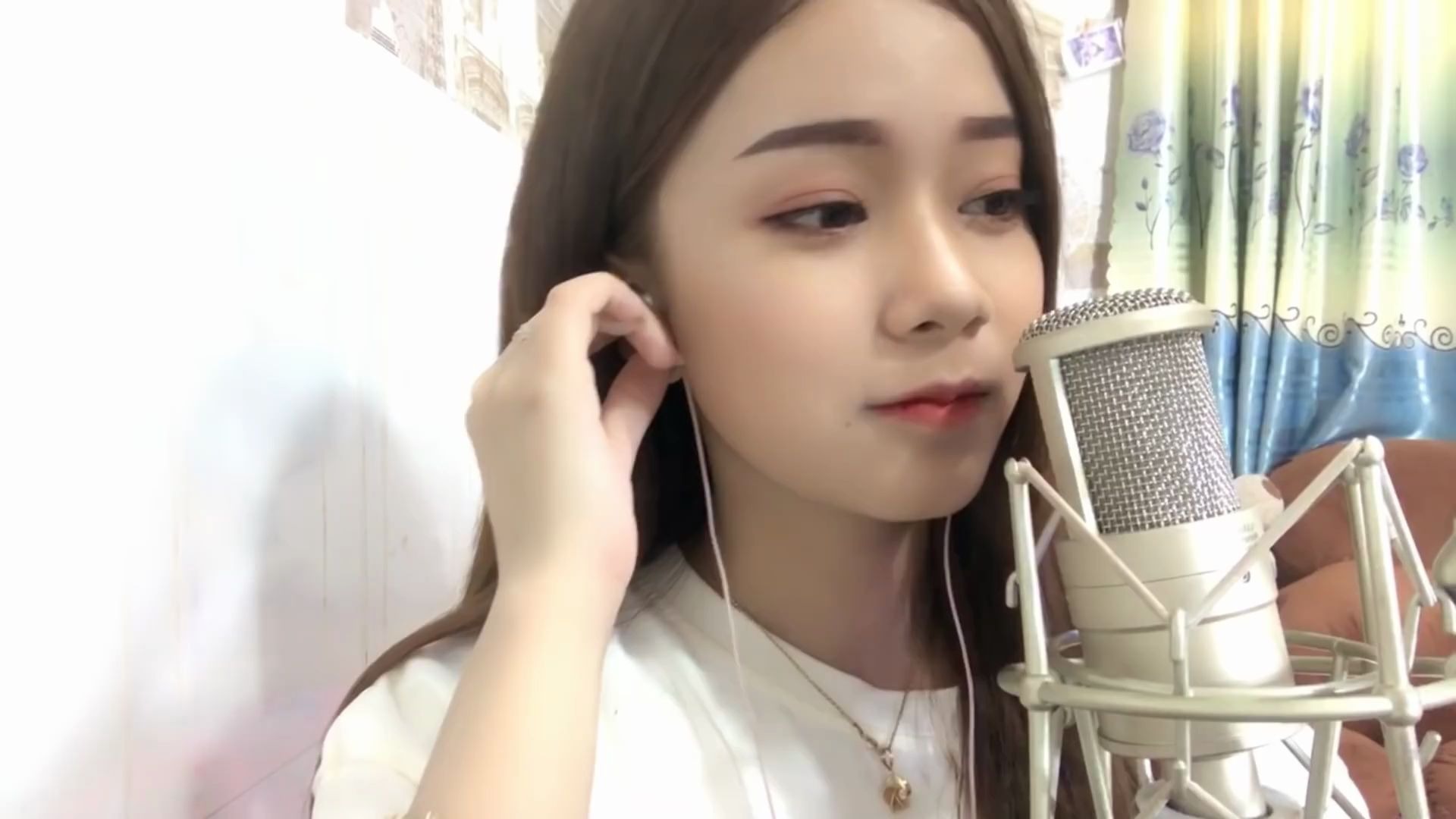 越南小姐姐翻唱 - 火红的萨日朗,太好听了