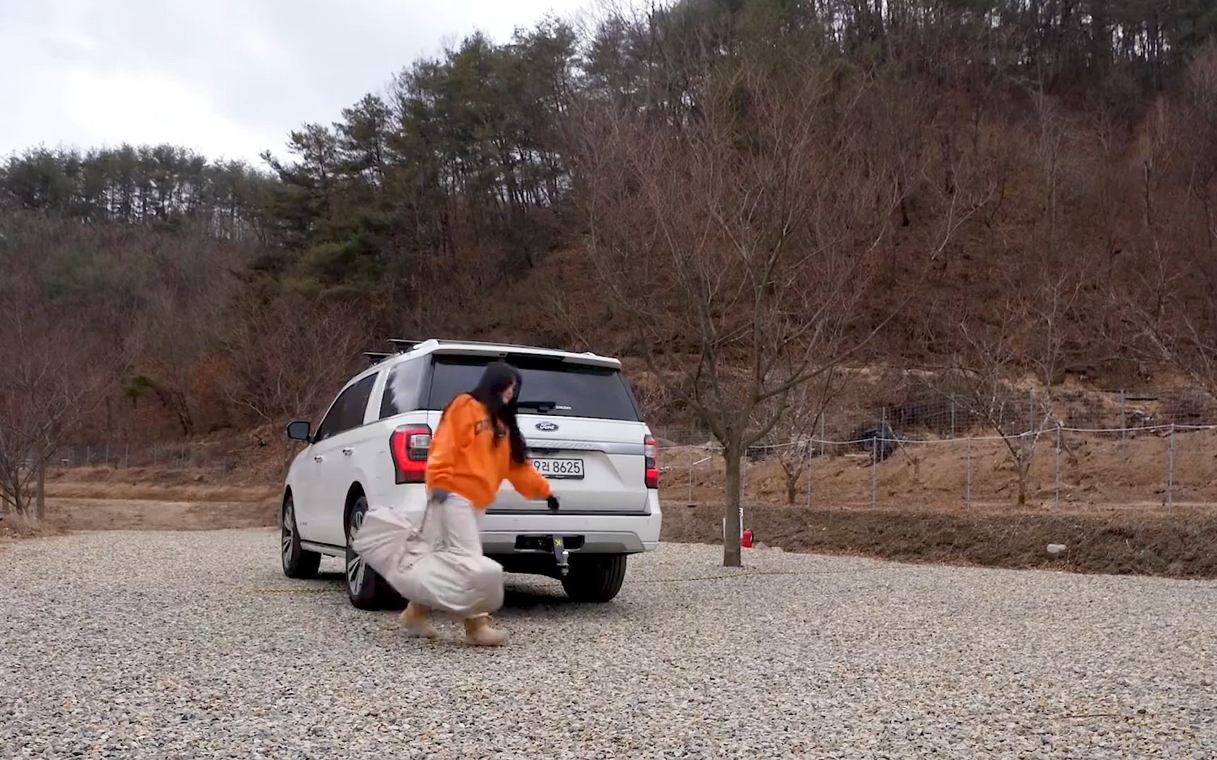 美女独自驾车户外露营