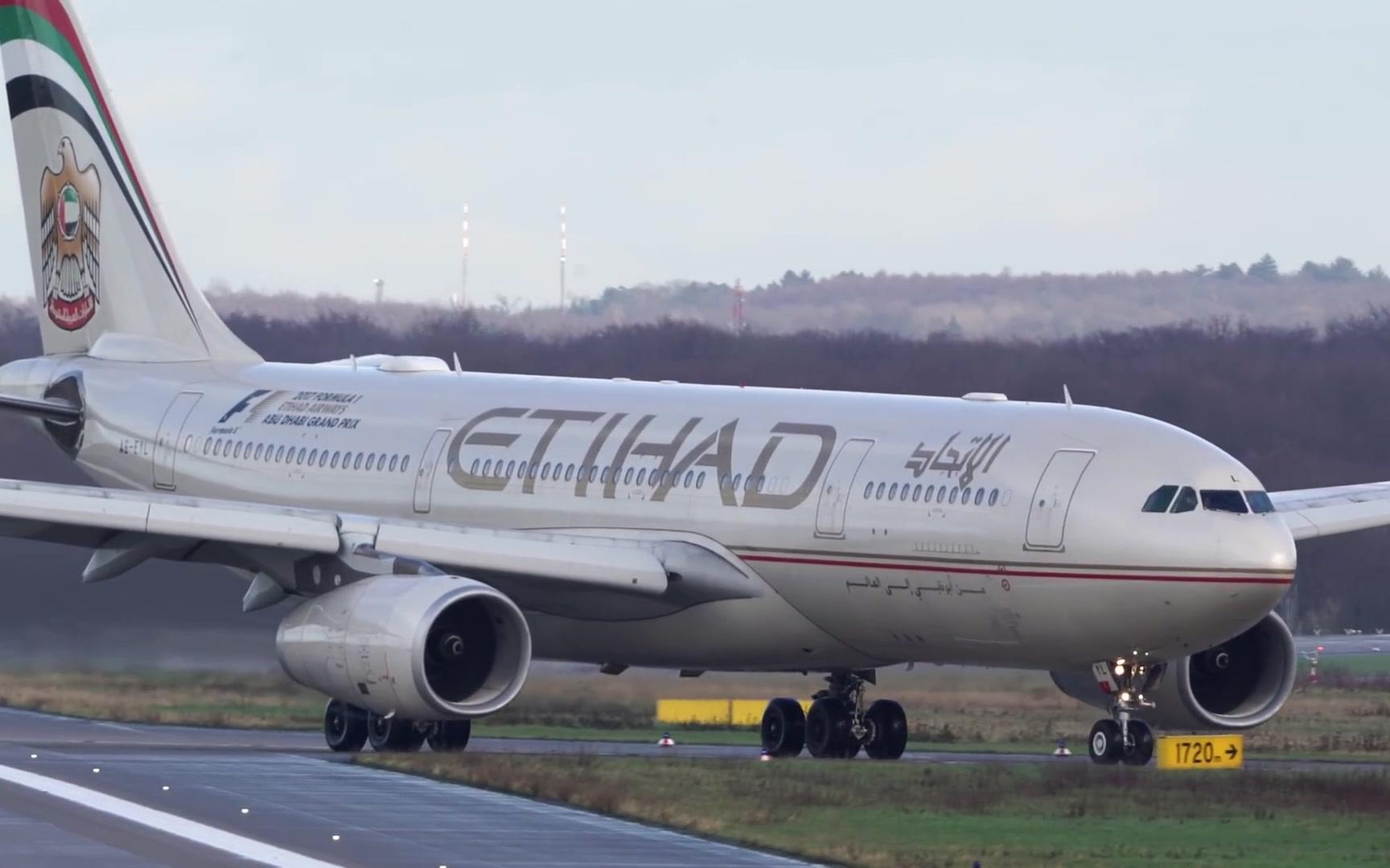 【塔台视角】艾提哈德航空空客a330降落在湿滑的跑道